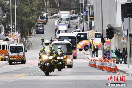 “钻石公主”号邮轮首批返港居民入骏洋邨强制检疫